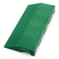 Zelený plastový nájezd "samice" pro terasovou dlažbu Linea Combi - délka 40 cm, šířka 19,5 cm a výška 4,8 cm
