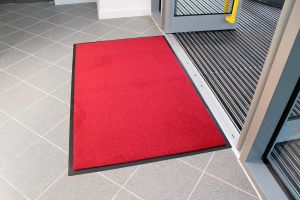 Červená textilní vstupní rohož - délka 90 cm, šířka 150 cm, výška 0,7 cm F