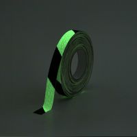 Hliníkový protiskluzový fotoluminiscenční nášlap na schody FLOMA Hazard Glow in the Dark - délka 63,5 cm, šířka 11,5 cm, tloušťka 1,6 mm
