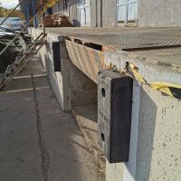 Gumový doraz s integrovanou ocelovou podložkou na rampu FLOMA T50CH - délka 50 cm, šířka 25 cm, tloušťka 10 cm