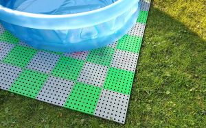 Šedo-zelená plastová ochranná tlumící podložka pod bazén, vířivku AvaTile AT-STD - délka 228 cm, šířka 228 cm, výška 1,6 cm