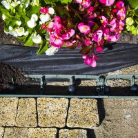 Černý plastový skrytý zahradní obrubník FLOMA Stella Bord - délka 100 cm, šířka 8 cm, výška 8 cm
