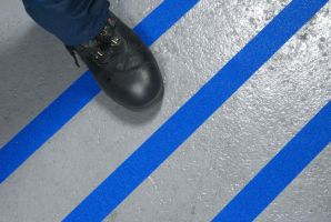 Modrá korundová protiskluzová páska FLOMA Standard - délka 18,3 m, šířka 5 cm, tloušťka 0,7 mm