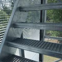 Kovový pozinkovaný protiskluzový schodišťový stupeň (30/3, 34/38) FLOMA SteelStep - šířka 100 cm, hloubka 27 cm, výška 3 cm