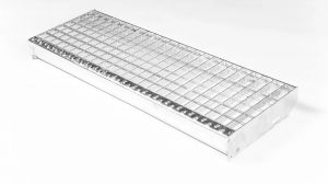 Kovový pozinkovaný protiskluzový schodišťový stupeň (30/3, 34/38) FLOMA SteelStep - šířka 60 cm, hloubka 30,5 cm, výška 3 cm