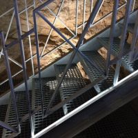 Kovový pozinkovaný protiskluzový schodišťový stupeň (30/3, 34/38) FLOMA SteelStep - šířka 80 cm, hloubka 30,5 cm, výška 3 cm