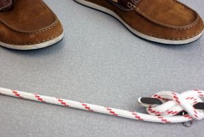 Šedá korundová voděodolná protiskluzová podlahová páska FLOMA Marine - délka 18,3 m, šířka 5 cm, tloušťka 1 mm