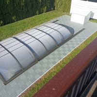 Šedá plastová terasová dlažba Linea Marte (dřevo) - délka 55,5 cm, šířka 55,5 cm, výška 1,3 cm