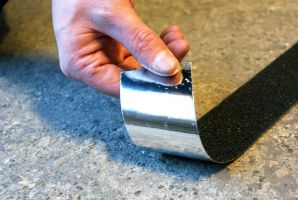 Žlutá korundová snímatelná protiskluzová podlahová páska FLOMA Standard Removable - délka 18,3 m, šířka 10 cm, tloušťka 0,7 mm