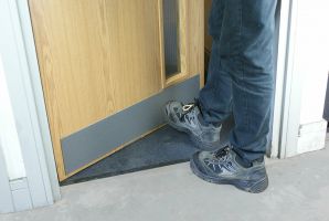 Žlutá plastová voděodolná protiskluzová podlahová páska FLOMA Super Resilient - délka 18,3 m, šířka 10 cm, tloušťka 1,3 mm
