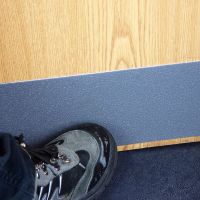 Černá plastová voděodolná protiskluzová podlahová páska FLOMA Super Resilient - délka 18,3 m, šířka 2,5 cm, tloušťka 1,3 mm