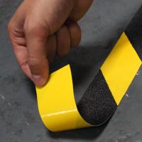 Černo-žlutá korundová snímatelná protiskluzová podlahová páska FLOMA Hazard Standard Removable - délka 18,3 m, šířka 10 cm, tloušťka 0,7 mm