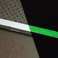 Korundová fotoluminiscenční protiskluzová páska (pás) FLOMA Glow in the Dark - délka 15 cm, šířka 61 cm, tloušťka 1 mm