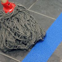 Modrá korundová voděodolná protiskluzová podlahová páska FLOMA Marine - délka 18,3 m, šířka 10 cm, tloušťka 1 mm