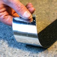Žlutá korundová snímatelná protiskluzová podlahová páska FLOMA Standard Removable - délka 18,3 m, šířka 10 cm, tloušťka 0,7 mm
