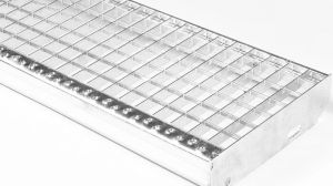 Kovový pozinkovaný protiskluzový schodišťový stupeň (30/2, 34/38) FLOMA SteelStep - šířka 80 cm, hloubka 27 cm, výška 3 cm