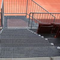 Kovový pozinkovaný protiskluzový schodišťový stupeň (30/2, 34/38) FLOMA SteelStep - šířka 80 cm, hloubka 27 cm, výška 3 cm