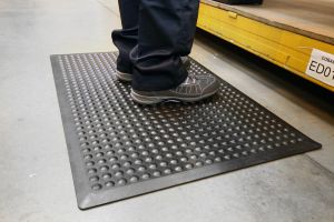Černá gumová protiúnavová olejivzdorná rohož (25% nitrilová pryž) - délka 90 cm, šířka 60 cm a výška 1,4 cm F