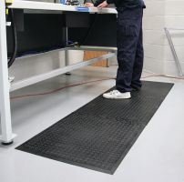 Černá gumová protiskluzová rohož (25% nitrilová pryž) (okraj) Comfort-Lok - délka 80 cm, šířka 70 cm a výška 1,2 cm