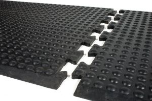 Černá gumová protiúnavová rohož (25% nitrilová pryž) (okraj) - délka 90 cm, šířka 60 cm, výška 1,4 cm F
