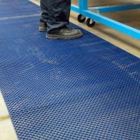 Modrá protiskluzová univerzální rohož (role) - délka 10 m, šířka 100 cm a výška 1,2 cm F