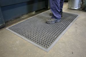Černá gumová protiúnavová protiskluzová olejivzdorná rohož High-Duty Grit 100% nitril - délka 150 cm, šířka 90 cm, výška 1,3 cm F