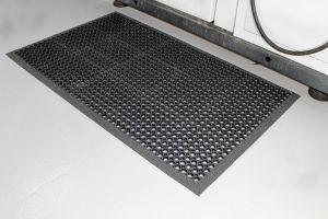 Černá gumová protiúnavová protiskluzová olejivzdorná rohož High-Duty Grit 100% nitril - délka 150 cm, šířka 90 cm, výška 1,3 cm F