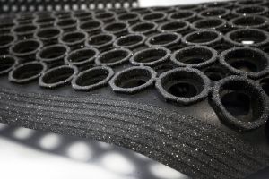 Černá gumová protiúnavová protiskluzová olejivzdorná rohož High-Duty Grit 100% nitril - délka 150 cm, šířka 90 cm, výška 1,3 cm F