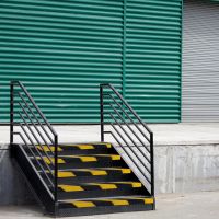 Černo-žlutá karborundová schodová hrana - délka 150 cm, šířka 5,5 cm, výška 5,5 cm, tloušťka 0,5 cm
