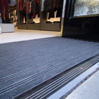 Modrá textilní zátěžová děrovaná vstupní rohož Premier TruckStop (Cfl-S2) - délka 44 cm, šířka 29 cm, výška 1,4 cm