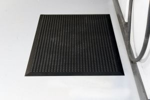 Černá gumová protiúnavová rohož - délka 90 cm, šířka 60 cm a výška 1,5 cm F