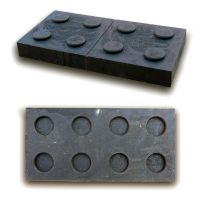 Černá plastová podkládací kostka "2 x 4 čepy" FLOMA RePVC - délka 47,6 cm, šířka 23,8 cm a výška 5,3 cm