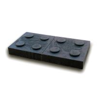 Černá plastová podkládací kostka &quot;2 x 4 čepy&quot; FLOMA RePVC - 47,6 x 23,8 x 5,3 cm