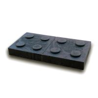 Černý plastový podkládací blok &quot;2 x 4 čepy&quot; FLOMA RePVC - 47,6 x 23,8 x 5,3 cm
