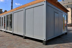 Černý plastový podkládací blok "4 čepy" FLOMA RePVC - délka 23,8 cm, šířka 23,8 cm, výška 5,3 cm