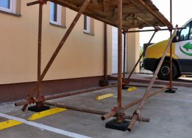 Černý plastový podkládací blok "4 čepy" FLOMA RePVC - délka 23,8 cm, šířka 23,8 cm, výška 5,3 cm