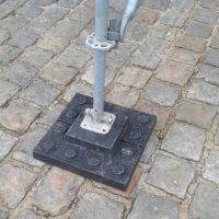 Černý plastový podkládací blok "4 čepy" FLOMA RePVC - délka 23,8 cm, šířka 23,8 cm, výška 5,3 cm