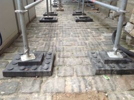 Černý plastový podkládací blok "4 čepy" FLOMA RePVC - délka 23,8 cm, šířka 23,8 cm, výška 5,3 cm