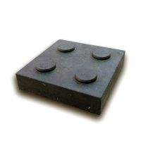Černý plastový podkládací blok &quot;4 čepy&quot; FLOMA RePVC - 23,8 x 23,8 x 5,3 cm