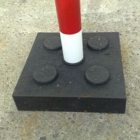 Černý plastový podkládací blok "4 čepy + otvor" FLOMA RePVC - délka 23,8 cm, šířka 23,8 cm, výška 5,3 cm