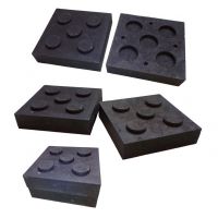 Černý plastový podkládací blok "4 čepy + otvor" FLOMA RePVC - délka 23,8 cm, šířka 23,8 cm, výška 5,3 cm