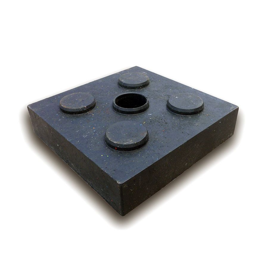 Černá plastová podkládací kostka "4 čepy + otvor" FLOMA RePVC - délka 23,8 cm, šířka 23,8 cm, výška 5,3 cm