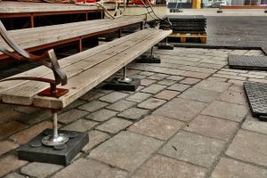 Černý plastový podkládací blok "5 čepů" FLOMA RePVC - délka 23,8 cm, šířka 23,8 cm, výška 5,3 cm