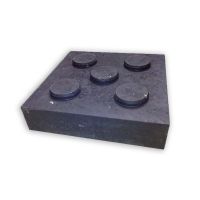 Černý plastový podkládací blok &quot;5 čepů&quot; FLOMA RePVC - 23,8 x 23,8 x 5,3 cm