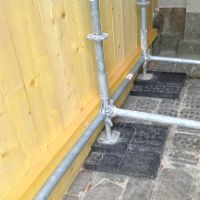 Černý plastový podkládací blok "hladká" FLOMA RePVC - délka 23,8 cm, šířka 23,8 cm, výška 5,3 cm