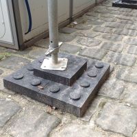 Černý plastový podkládací blok "hladká" FLOMA RePVC - délka 23,8 cm, šířka 23,8 cm, výška 5,3 cm
