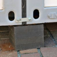 Černý plastový podkládací blok "hladká" FLOMA RePVC - délka 23,8 cm, šířka 23,8 cm, výška 5,3 cm