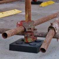 Černý plastový podkládací blok "hladká" FLOMA RePVC - délka 23,8 cm, šířka 23,8 cm, výška 5,3 cm