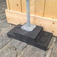 Černý plastový podkládací blok "hladká" FLOMA RePVC - délka 23,8 cm, šířka 23,8 cm, výška 5,3 cm