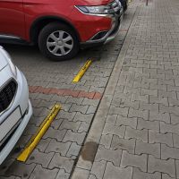 Černý plastový parkovací doraz CarStop - délka 78 cm, šířka 10 cm, výška 6 cm